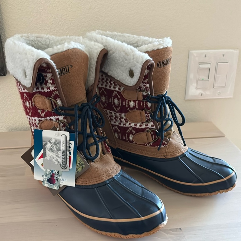 Khombu size 8 boots 🥾Colors in boot are cranberry, navy, brown, and cream.